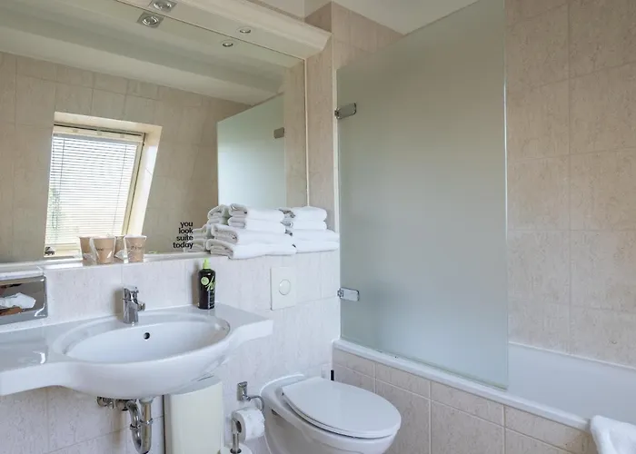 Flower's By Limehome - Digital Access *