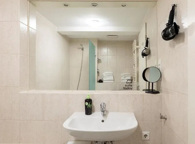 Flower's By Limehome - Digital Access *