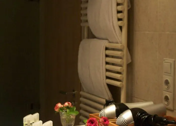 Flower's By Limehome - Digital Access *