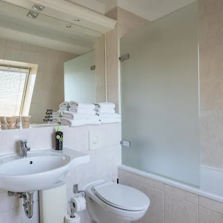 Flower's By Limehome - Digital Access *