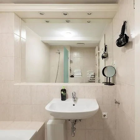 Flower's By Limehome - Digital Access *