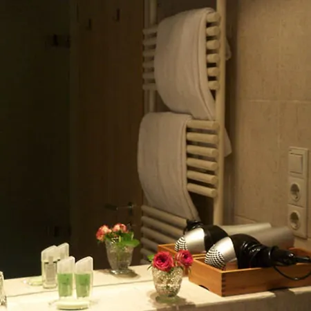 Flower's By Limehome - Digital Access *