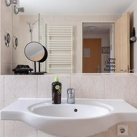 Flower's By Limehome - Digital Access